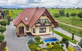 Biały Jeleń z basenem i jacuzzi