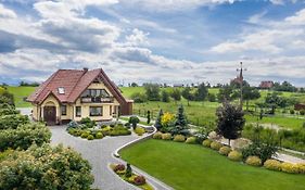Biały Jeleń z basenem i jacuzzi